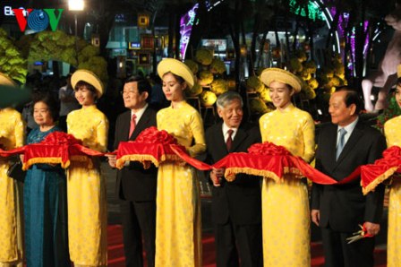 ถนนแห่งบุปผชาติเหงวียนเหวและถนนแห่งหนังสือเทศกาลตรุษเต็ตได้เปิดขึ้นแล้ว ณ นครโฮจิมินห์